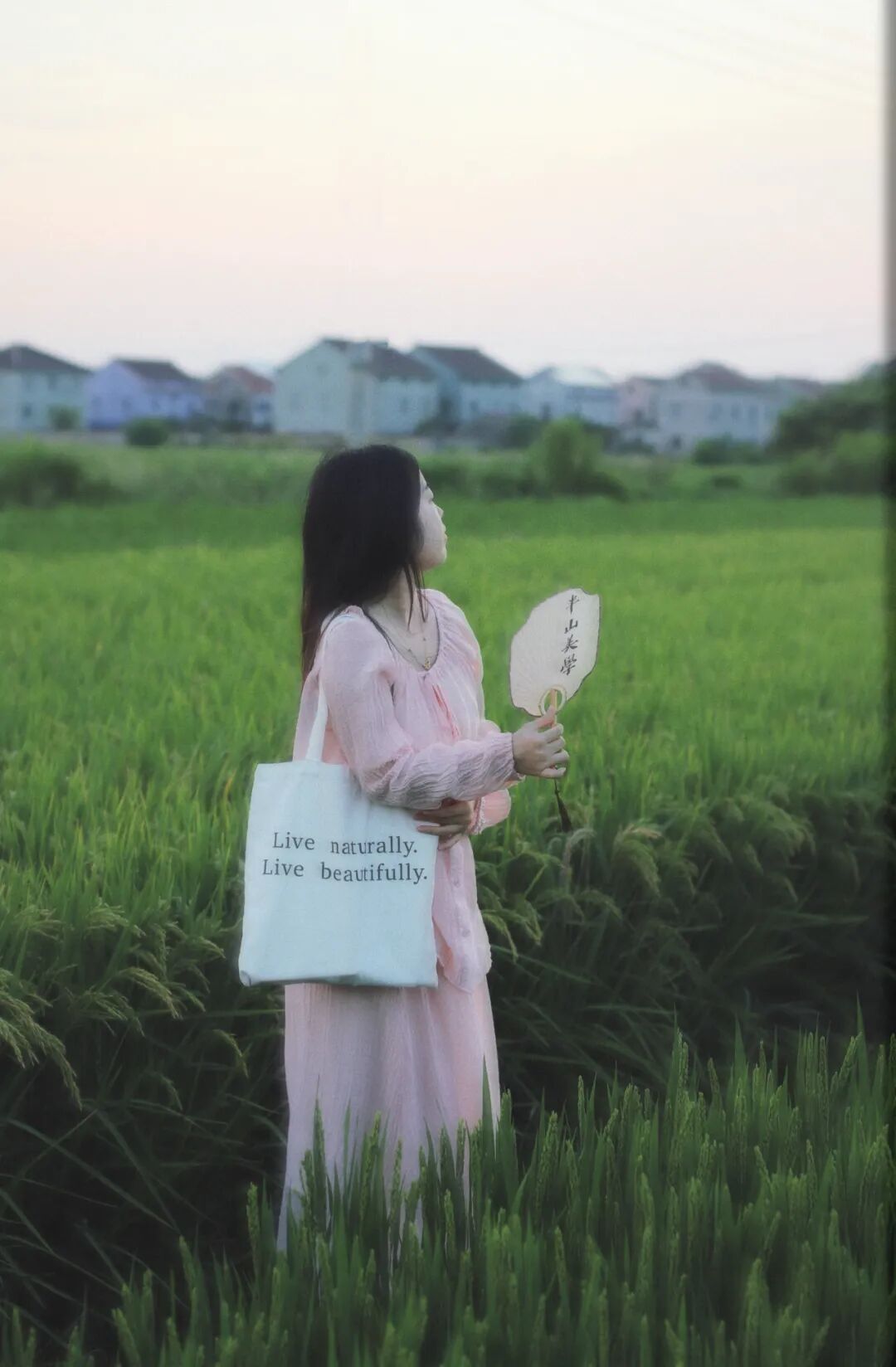 拍照不露脸，5个技巧有氛围感的把自己拍进风景里